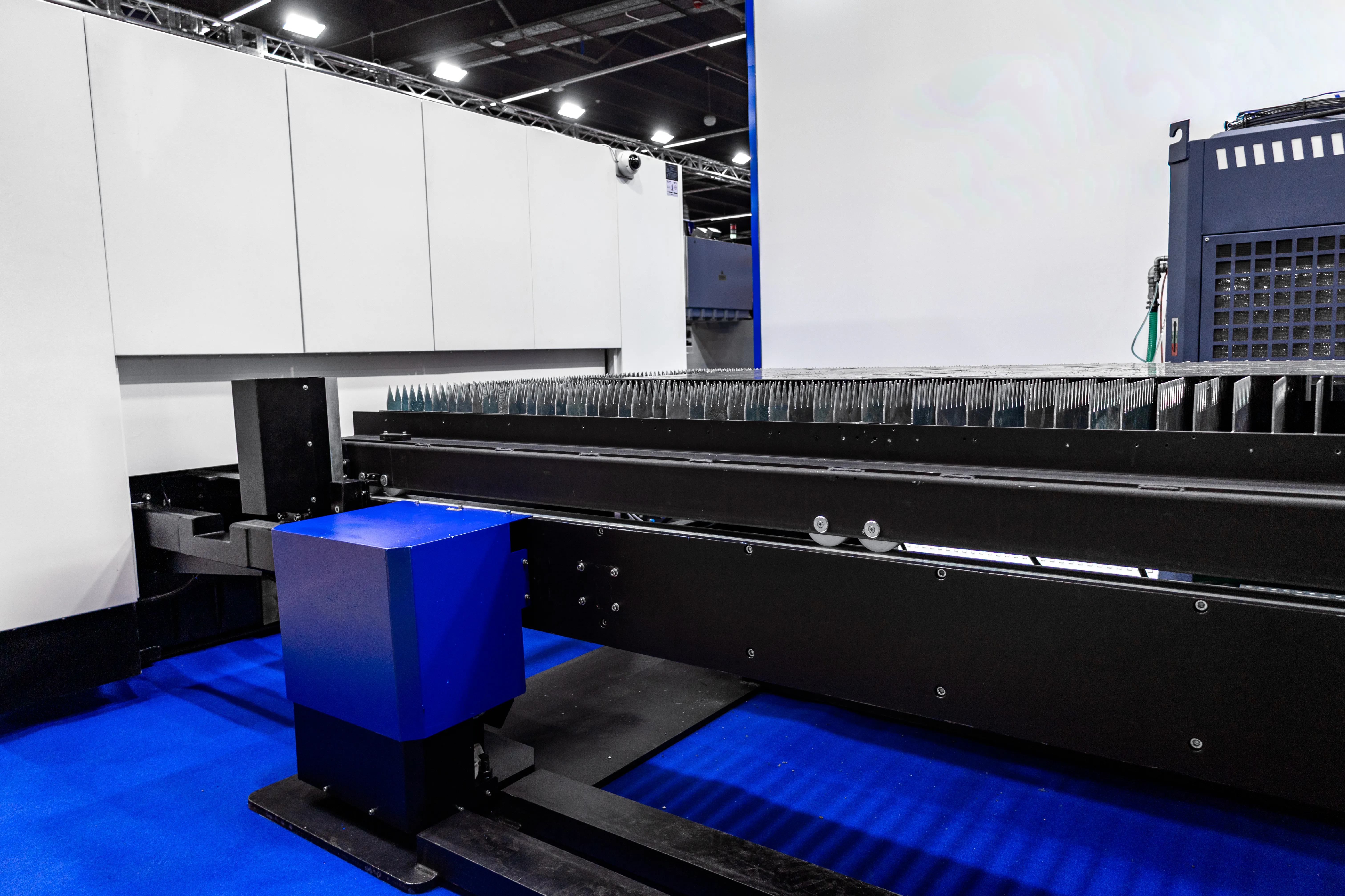 Automatischer Palettenwechsler in einer CNC-Laserschneidmaschine