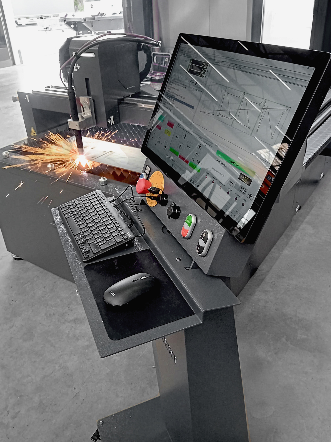 Plasmaschneiden von Stahl auf der CNC-Maschine Topaz - Nahaufnahme von Prozess und Steuerung