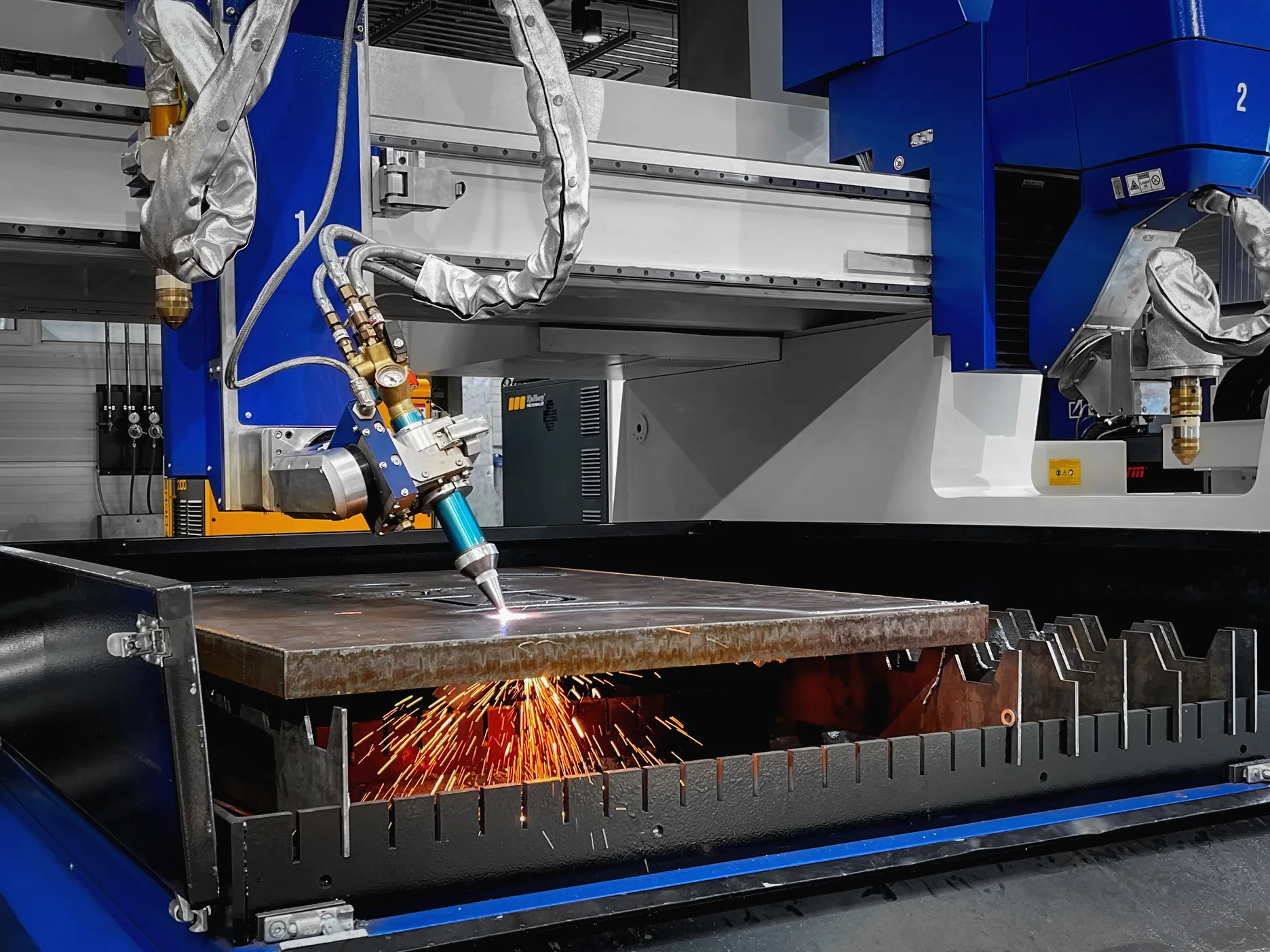 Oxy-Fuel-Brenner an einer Eckert-CNC-Schneidemaschine beim Schneiden von Stahlteilen