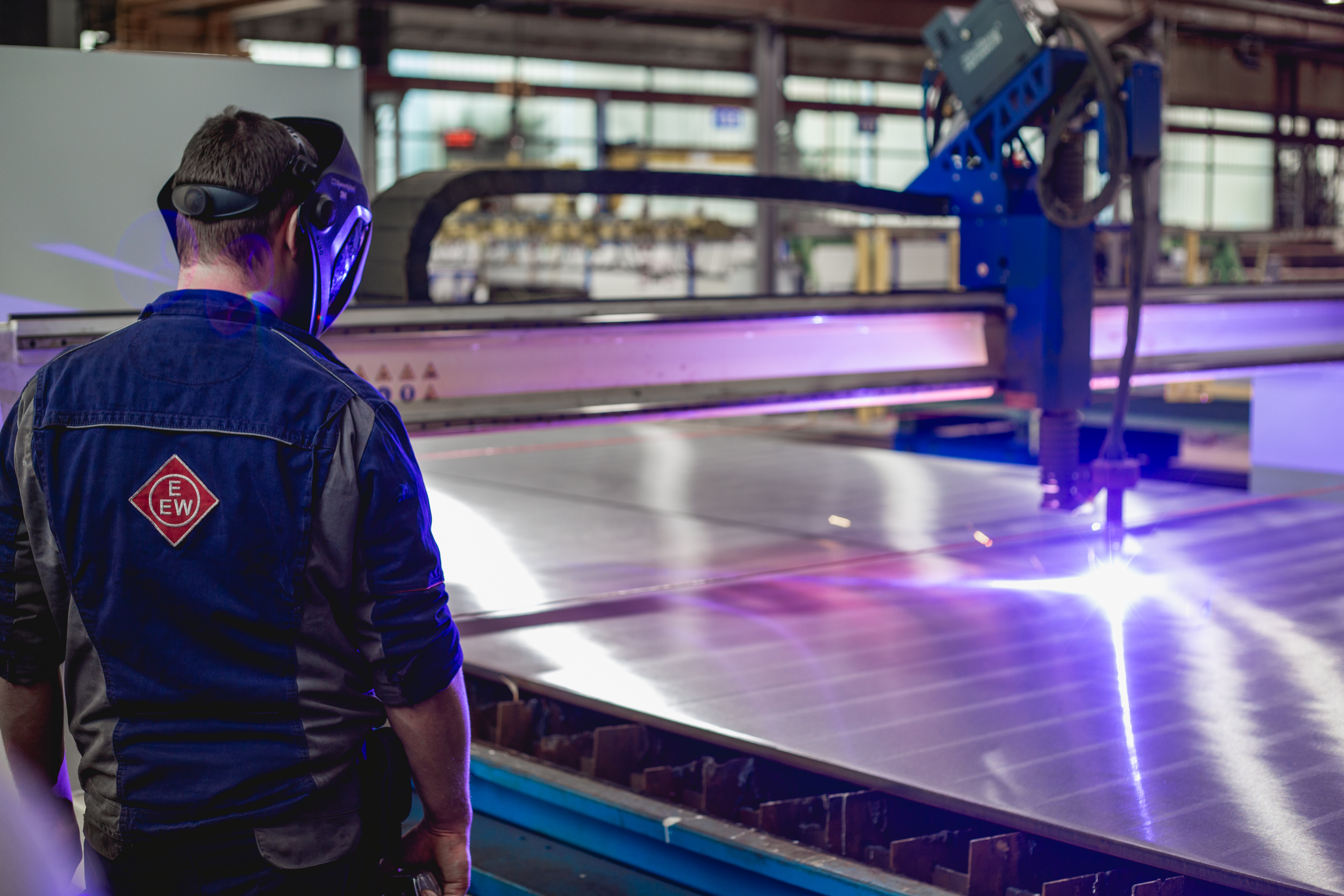 Bediener an der CNC-Maschine Sapphire beim Plasmaschneiden