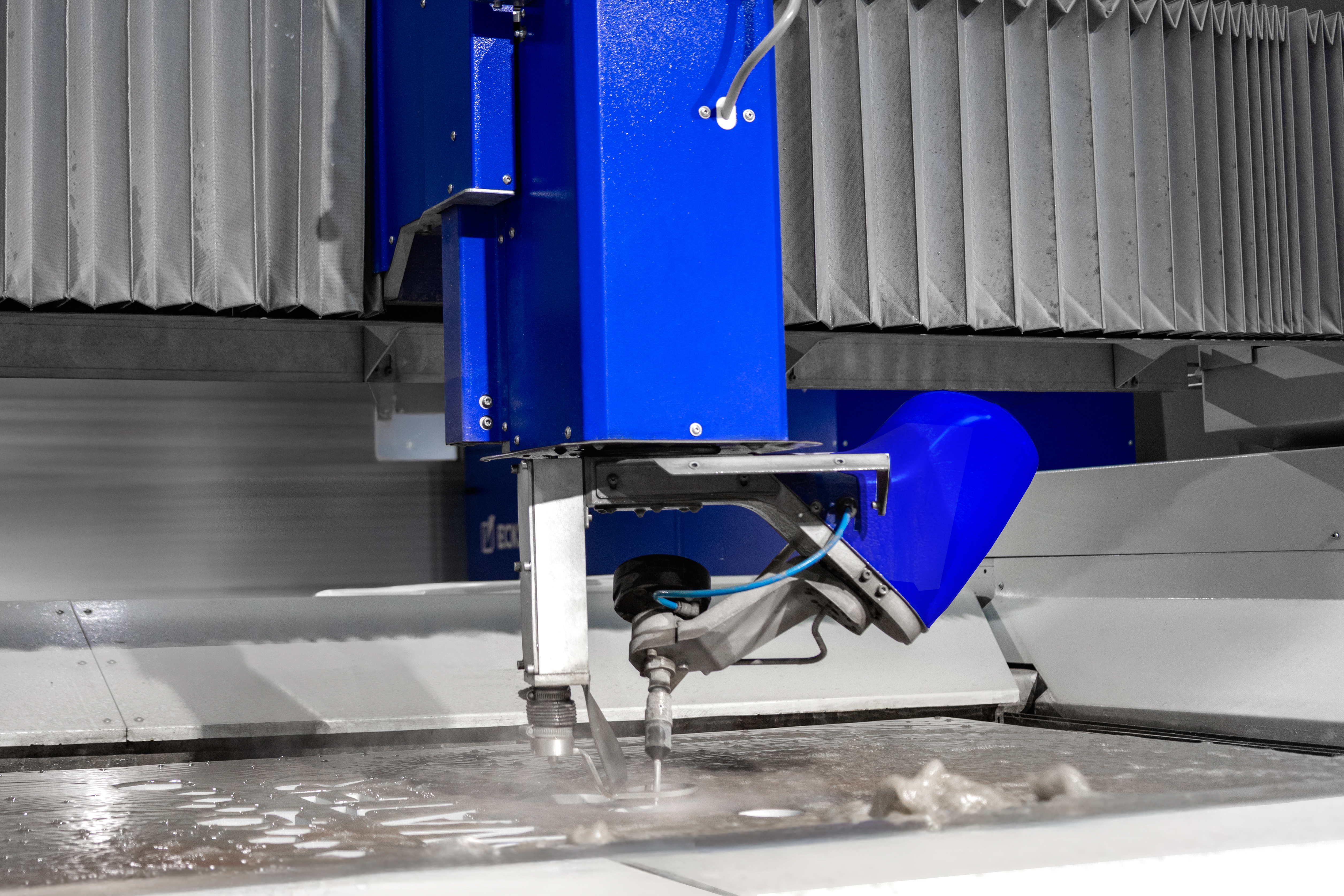 Schneiden von Edelstahl mit Hochdruckwasserstrahl mit Abrasivmittel unter Verwendung des Pro-X 3D-Kopfes